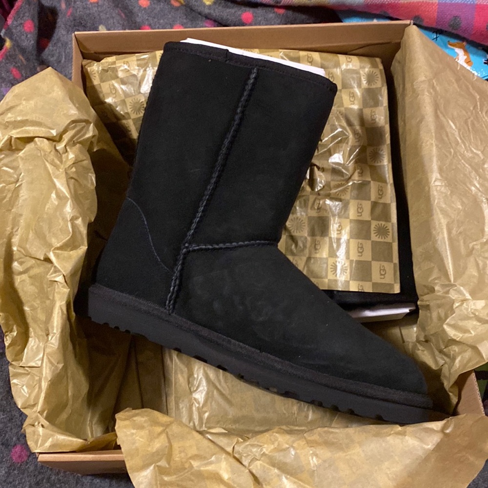 UGG classic short boot size 9 NIB